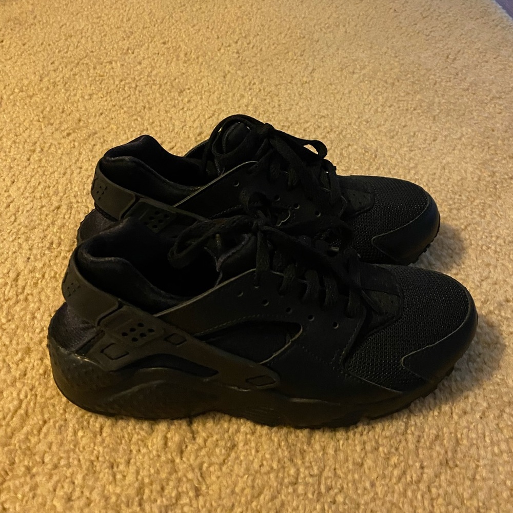 All black nike huarache shoes